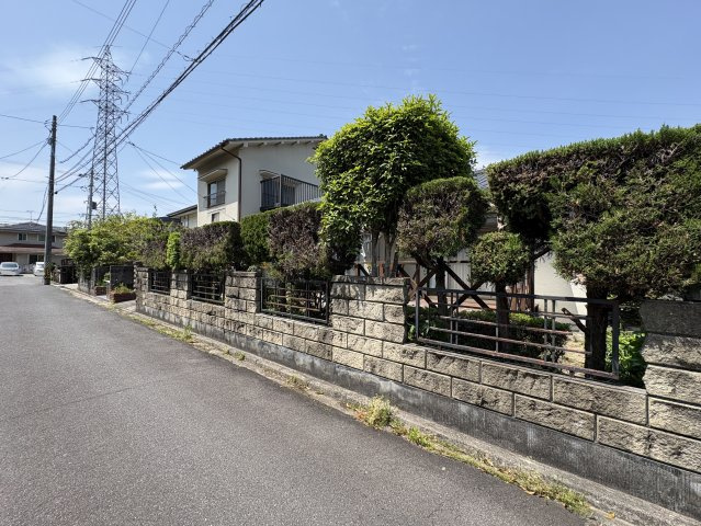 前面道路は幅員約4.7mで見通しが良く、周辺は落ち着いた住宅街となっており、静かで安心感のある住環境が魅力です。交通量も比較的少なく、小さなお子様がいるご家庭にも嬉しいポイントです。