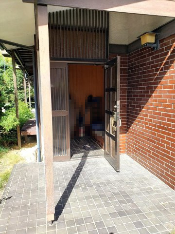 玄関先に屋根のついた空間があるので外出前や雨の日の準備も便利です