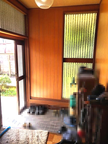 自然光が入りやすい、採光面の多い玄関