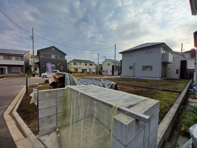 土地購入を検討されている場合、境界杭がない状態で購入してしまうと境界確定測量をする必要があり、費用がかかります。購入の前に、売主、隣土地所有者立ち合いのもと境界を確定し境界杭を設置するのがベストです。