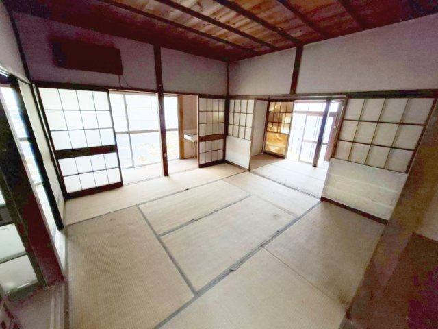 立派な柱、縁側、板の間などに見られるレトロで温かみのある空間を味わえます。