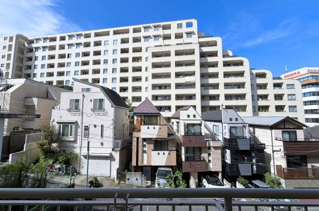 開放感のある抜けを感じる眺望が広がり、前面の住宅街越しに遠くまで見渡せる気持ちの良い景色です