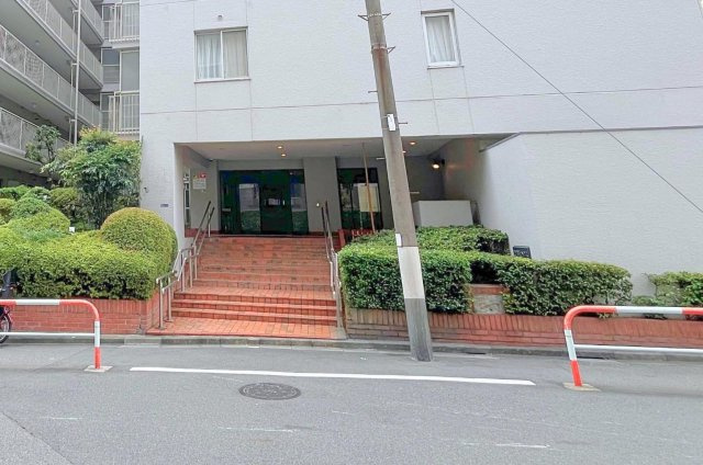 レンガタイルの階段、管理の行き届いたエントランスです。