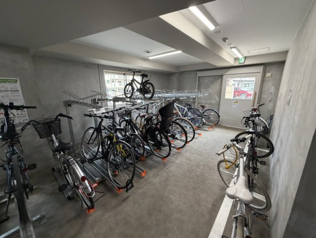 無料の駐輪場は屋内にあります！