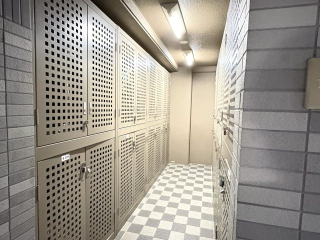 トランクルームになります♪お部屋の中に入れたくないものなどの収納に非常に便利です♪