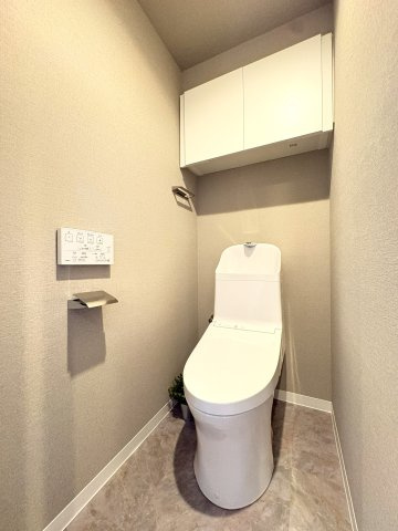 温水洗浄機能付きトイレになります♪