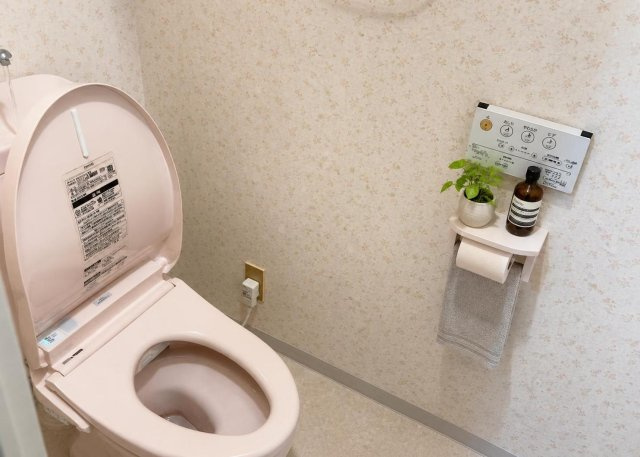快適な温水洗浄便座を標準完備した清潔感あるトイレ空間です。毎日使う場所だからこそ機能性にこだわり、心地よい衛生環境を保てます。上部には備品収納に便利な棚も設置されており使い勝手良好です。
