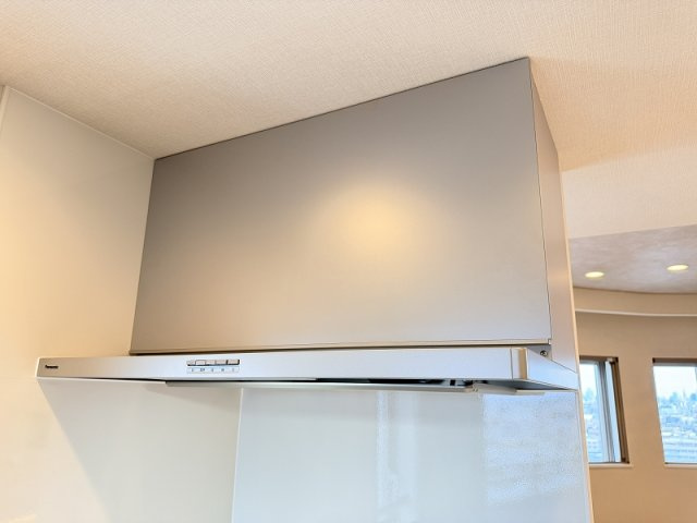 お掃除がしやすいスリムタイプ型レンジフードを採用　