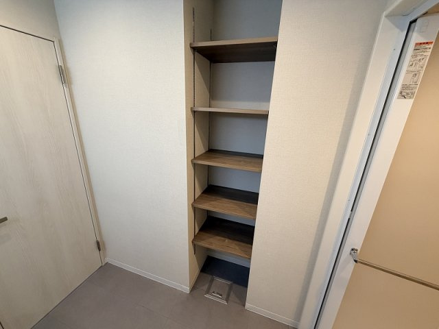 洗面所には便利な収納棚を設置、着替えやタオル類をすっきり収納　
