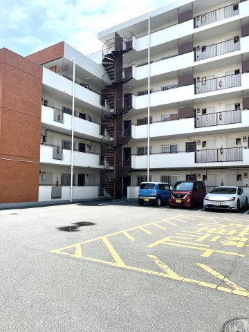 建物左側奥に駐車場がございます。　最新の空き状況につきましては、お気軽にお問い合わせください。