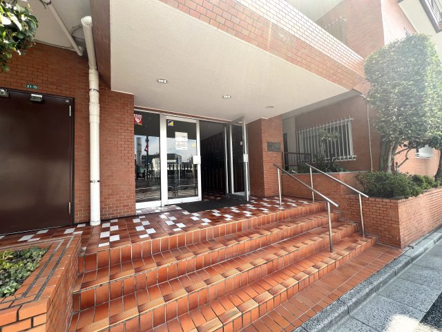 建物のエントランスです。　ゆとりのある広さがあり、大きなお荷物の搬入もスムーズに行えます。