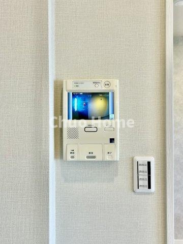 【モニターホン】誰が来たかすぐにわかるカラーモニター付きインターホン。通話ボタンを押すまでは室内の音は漏れていませんので相手を確かめてから応対できます。