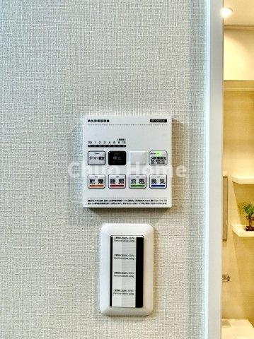 【浴室乾燥機】暖房・冷風・換気・乾燥が可能です。毎日を快適に過ごせるうれしい機能が揃っています。雨の日の洗濯物も安心です。