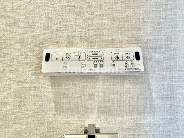 【ウォシュレット】清潔に使いたいお手洗いには最適な設備です。もちろんウォームレットも標準装備です。