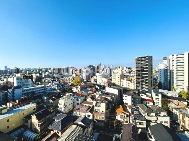 手を伸ばせば、ふれることが出来そうな環境が、そのままインテリアになったような印象です。その豊かな眺望にふさわしい空間には、通風・採光にも優れ、心地よい光と風があふれています