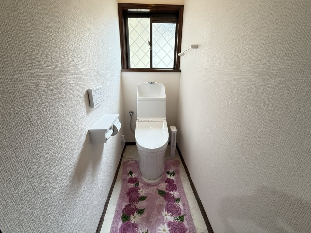 窓付きで明るく換気しやすい1階トイレです。温水洗浄便座付きで快適にお使いいただけるほか、シンプルで清潔感のある内装に仕上がっています。毎日気持ちよく利用できる、居心地の良い落ち着いた空間です。
