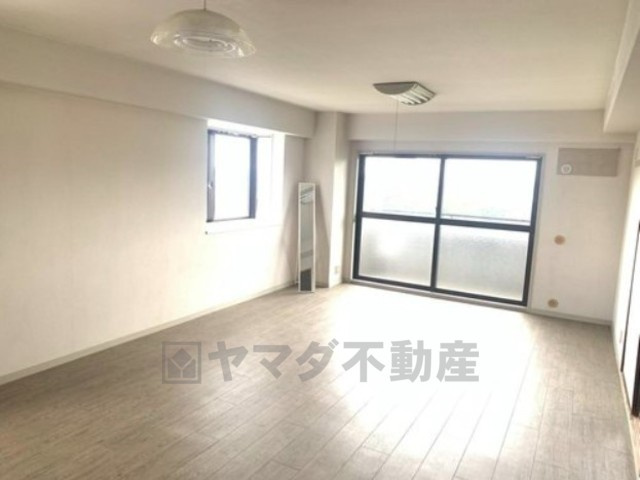 角住居のためベランダに面する窓以外にも窓があり、明るい陽射しが感じられるリビングです。