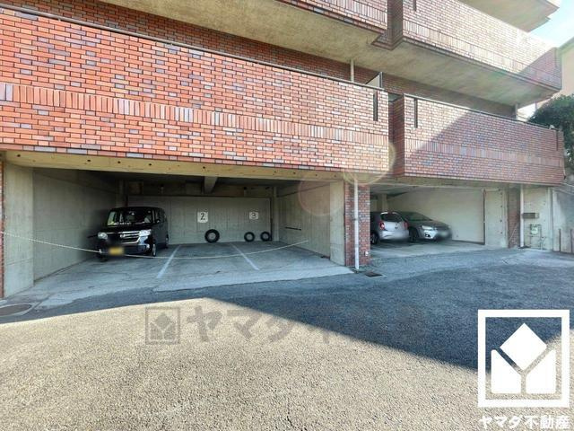 駐車場は屋根付きで雨の日も濡れずに楽ちんです。空き状況につきましてはお気軽に弊社までお問い合わせください。