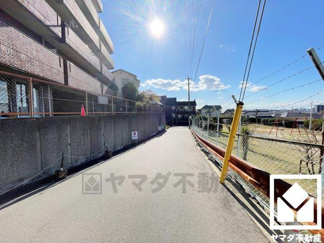 前道はゆとりの広さで空き地もあり広々とした印象です。