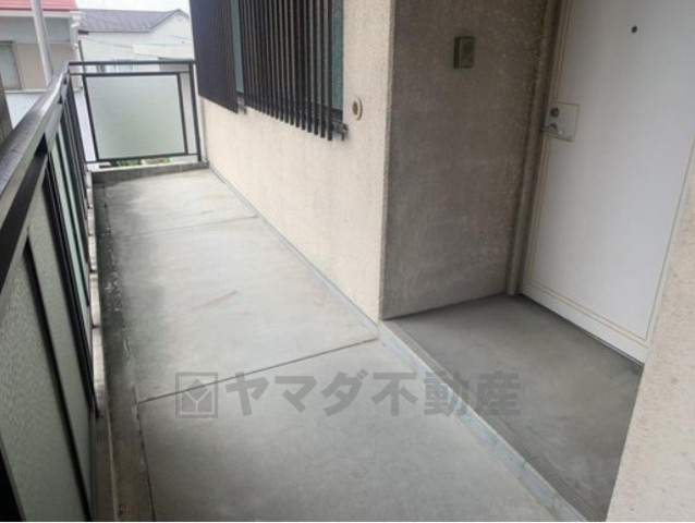 共用廊下は、角住居のため前に人が通らず静かです。