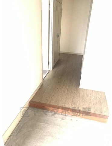 シューズボックスを置いてもゆとりの広さの玄関。