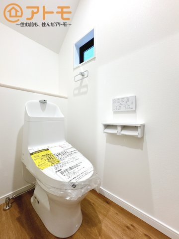 常に便座を温かく保ってくれる温水洗浄便座です。冬場でも安心して座ることができますね♪