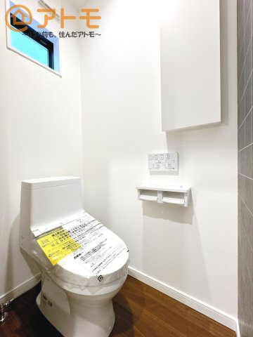 窓もあって換気もしっかりできる清潔感のあるトイレです♪