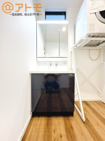三面鏡の中は収納になっているため、スッキリとした洗面台を保つことができます♪