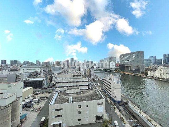 手を伸ばせば、ふれることが出来そうな環境が、そのままインテリアになったような印象です。その豊かな眺望にふさわしい空間には、通風・採光にも優れ、心地よい光と風があふれています