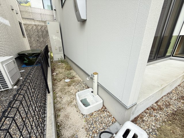 屋外に設置された水栓は、洗車やガーデニング、掃除など多用途に活用可能。汚れたものを室内に持ち込まずに済むため便利です。使い勝手の良い位置にあり、日常生活をサポートしてくれます。