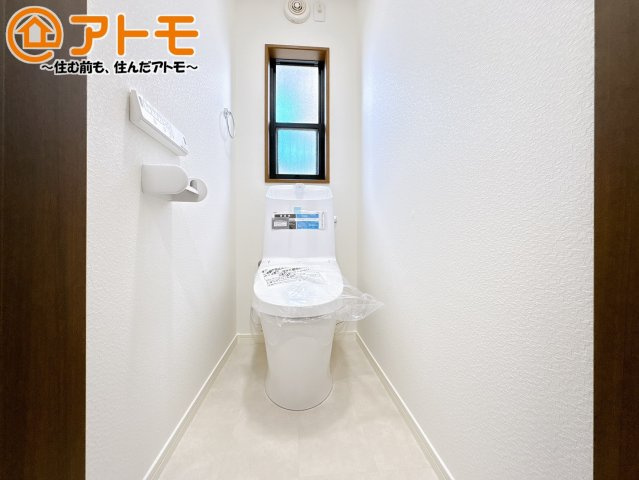 窓があり換気もすぐにできる、清潔感のあるトイレです♪