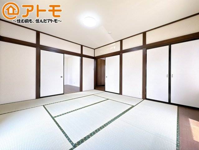 広々使える収納付きの和室です♪
