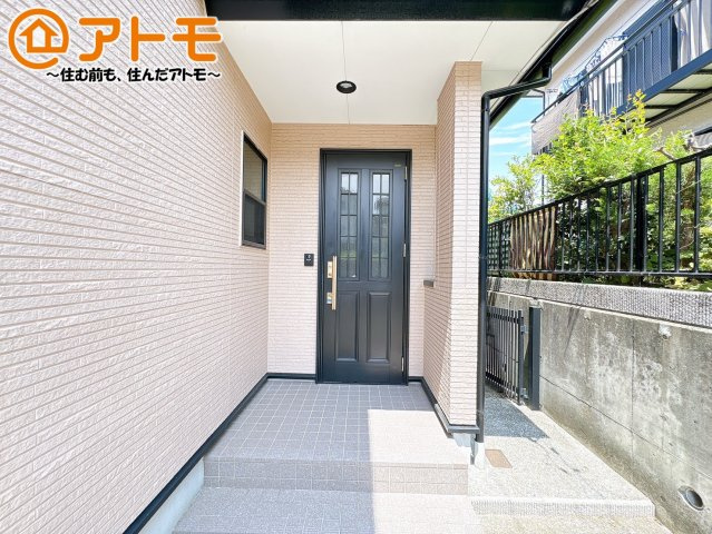 落ち着いた色合いの玄関はダブルロックで防犯性に優れた仕様になっています♪