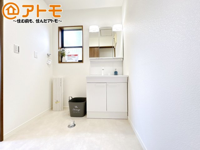 洗面所って朝に混み合いませんか？広々とした脱衣所、3面鏡の独立洗面台で朝の時間を少しお手伝い♪