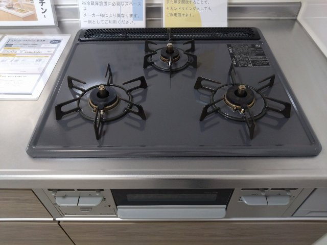 調理の効率を格段に上げる3口ガスコンロを搭載。