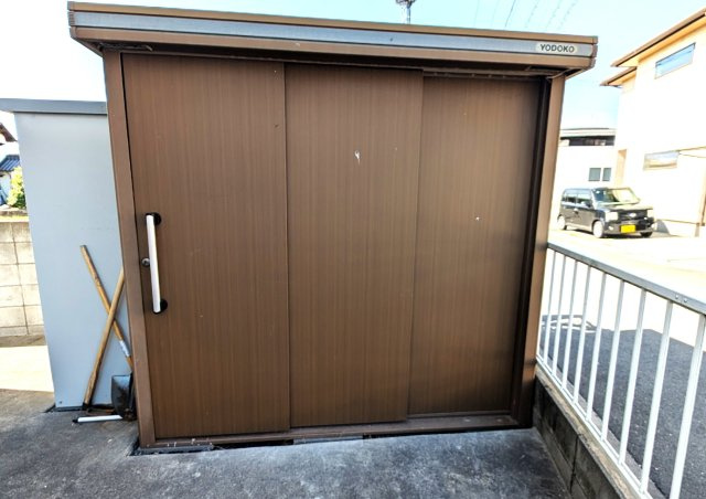 敷地内の倉庫で、季節用品や趣味の道具をたっぷり整理できます。