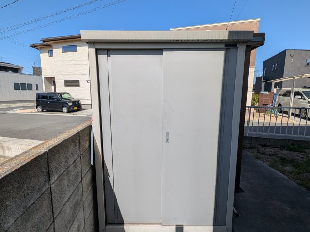 趣味の道具から防災備蓄まで、室内外で使い分けられる2つの倉庫が、住空間のすっきりとした整理を叶えます。
