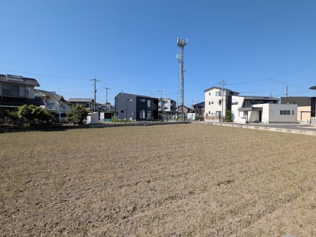 隣が田んぼである最大の魅力は、遮るもののない圧倒的な開放感。四季折々に表情を変える田園風景を日常の景色として愉しめるほか、風通しも良く、視界が広がるため、心からリラックスできる開放的な住環境です。