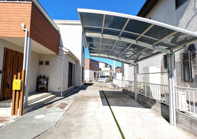 将来、お子様が免許を取得しても、夫婦の車とは別に余裕で駐車可能です。来客が多いご家庭でも駐車場不足の悩みから解放されます