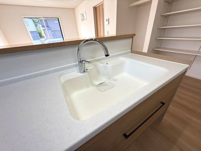 16号棟　食器洗い乾燥機　キッチンと美しく一体化。手で洗うよりも節水になり、家事の負担も軽減できます。