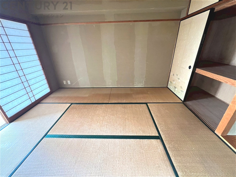 リビング横の和室スペースはリビングと続きで利用してもデザイン性のとれる洋風和室になります。やっぱり一室は欲しい和室は客間や小さなお子様の寝かせ付けなどにも便利です。