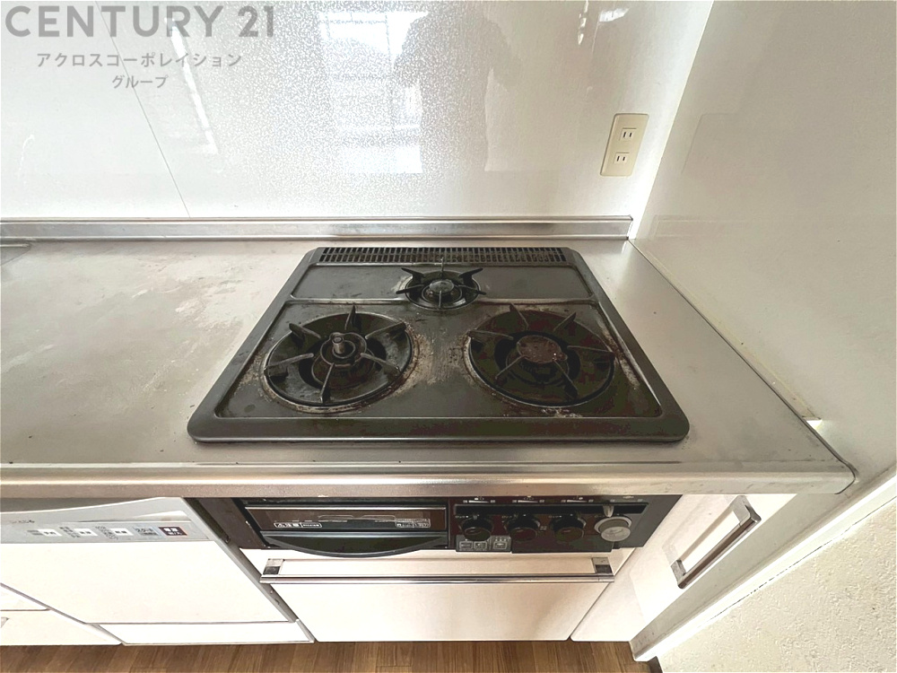 多数の調理器具を同時に使用でき、料理の効率化が可能。省エネで節約になり、様々な料理スタイルに適応できます。また、火力調整が独立しており、手入れや掃除もしやすく、今よりもっとお料理が楽しくなるかも。
