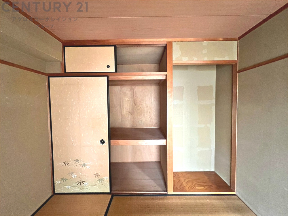 押入れは季節の衣類、寝具などを収納できます。伝統的な美しさと実用性が融合し、収納物を保護する調湿・換気効果があります。使い方によっては書類や小物なども効果的に整理でき空間を有効活用できます。