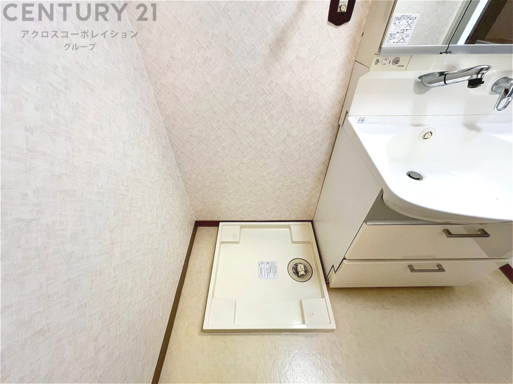 洗濯物の仕分け作業がしやすく、整理整頓が容易になります。洗濯音や湿気を他の部屋に持ち込まず、生活環境を快適に保ちます。上部を活用すれば収納スペースを確保でき洗剤や洗濯用品の整理もしやすくなります。