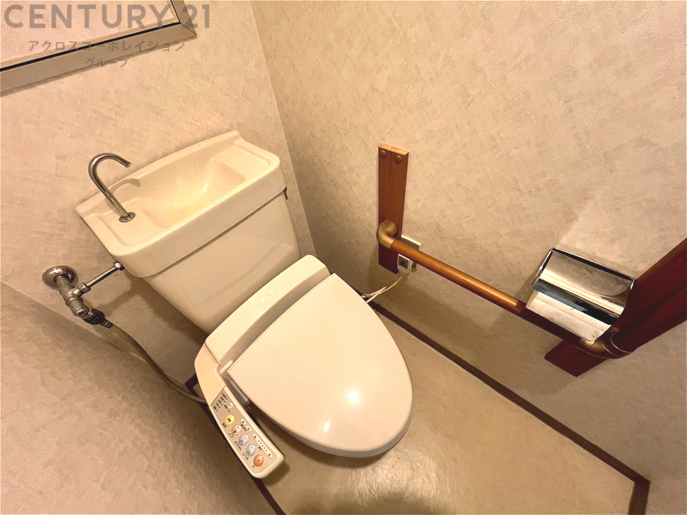 温水洗浄便座付トイレは温水洗浄機能により、暖かい水でおしりを洗浄することができ、冷たい水を使う従来の便座に比べ、温水洗浄機能で暖かいトイレを提供し、快適な使用を可能にします。