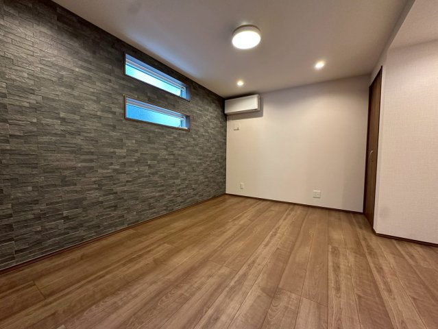 1階7.5帖の主寝室は2面彩光で快適＆収納2か所ですっきりお部屋が片付きます♪