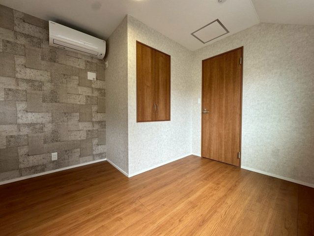 3階の居室は、二面採光で明るく開放的。木目調のドアと白い壁が調和し、リラックスできる寝室に最適です。クローゼットも完備され、衣類や小物を整理整頓しやすく、心地よい眠りへと誘う落ち着いた空間です。