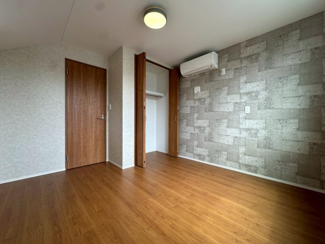 アクセントクロスが印象的な3階のもう一つの居室。クローゼットもあり、子供部屋としても活用しやすいサイズです。窓から街の景色を眺めながら、自分だけの時間を楽しめる、穏やかで明るいプライベート空間です♪