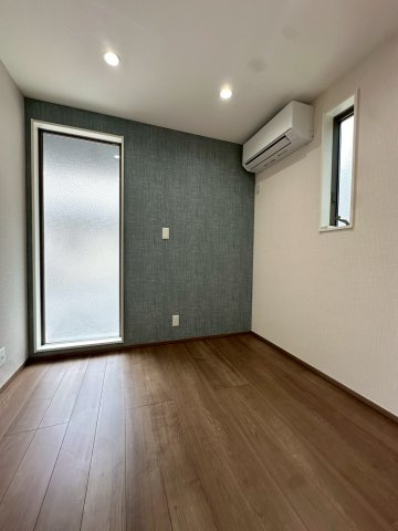 アクセントクロスがお洒落な1階の居室。大きな窓からは柔らかな光が差し込みます。テレワーク用のデスクを置いたり、趣味の部屋にしたりと、自分らしい時間を大切にできるプライベート空間として活躍します♪