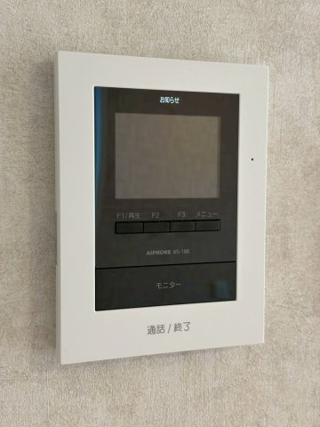 来客の顔を確認できる安心のモニター付インターホン。防犯性が高く、お子様の留守番時や夜間の対応もスムーズです。家族の安全を見守る心強い設備が、日々の暮らしに安心感とゆとりをもたらしてくれます。